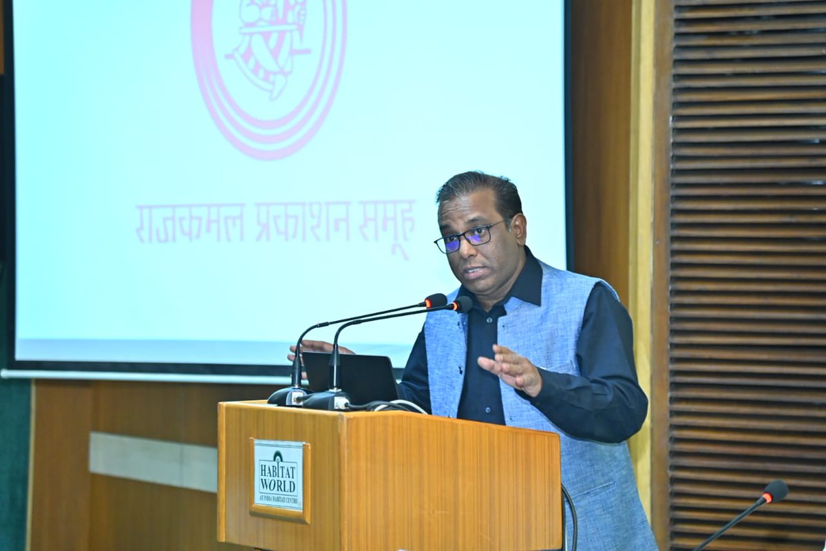 RajkamalBooks's tweet image. राजकमल प्रकाशन समूह की मासिक विचार-बैठकी 'सभा' की पांचवीं कड़ी के पहले वक्ता अशोक कुमार पांडेय ने विषय 'हिन्दी पाठक को क्या पसंद है' पर बोलते हुए कहा कि हर पाठक यह चाहता है कि लेखक जो लिखे, उसपर पाठक भरोसा कर सके। 

#Rajkamalbooks #साथजुड़ेंसाथपढ़ें #Sabha #सभा