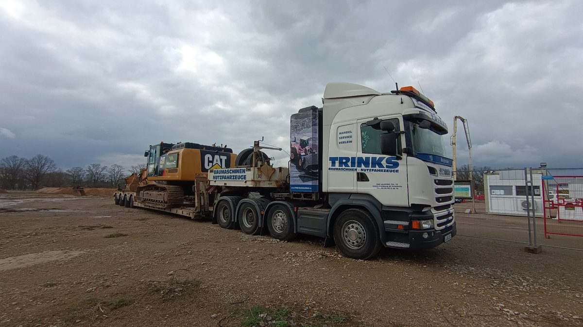 MavericContract's tweet photo. Weโre on the road again ๐ on to the next ๐ช #maveric #lovewhatwedo #maveric #willynelson #explorepage #explore #catmachinery #cat #moving #heavymachinery #machines #trucks #hitachi #machines #construction #contractor #siteworks #contracting #operator #diggers #operatordriver https://t.co/o9aNTthWkX