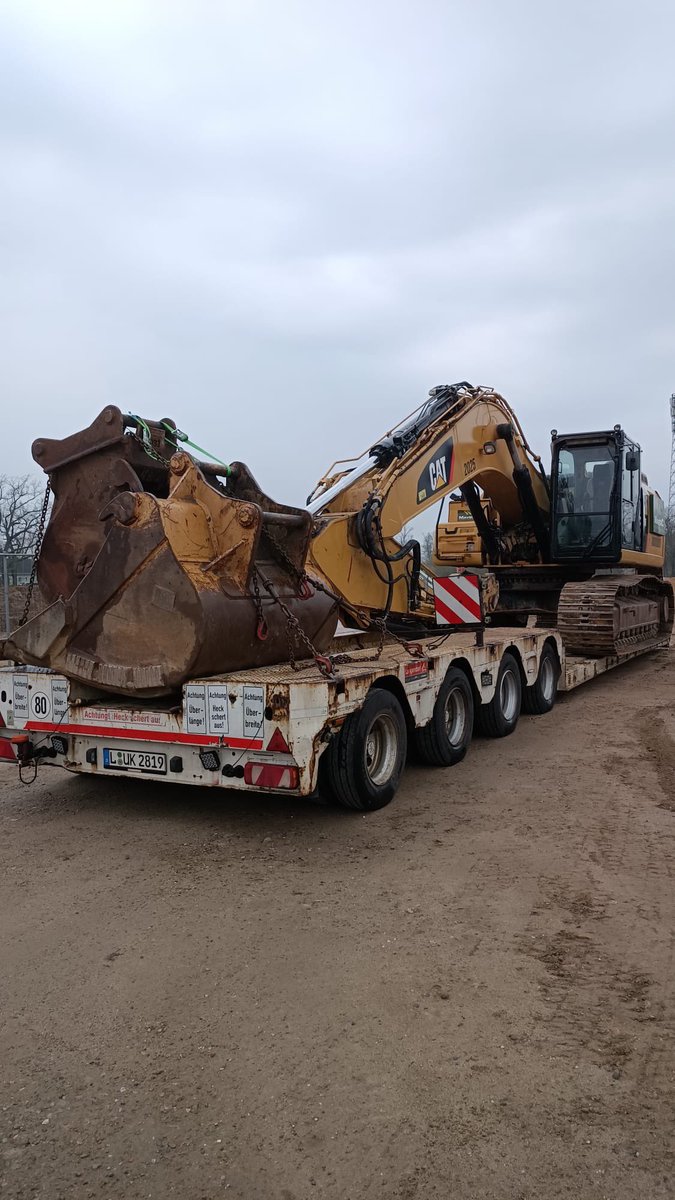 MavericContract's tweet photo. Weโre on the road again ๐ on to the next ๐ช #maveric #lovewhatwedo #maveric #willynelson #explorepage #explore #catmachinery #cat #moving #heavymachinery #machines #trucks #hitachi #machines #construction #contractor #siteworks #contracting #operator #diggers #operatordriver https://t.co/o9aNTthWkX