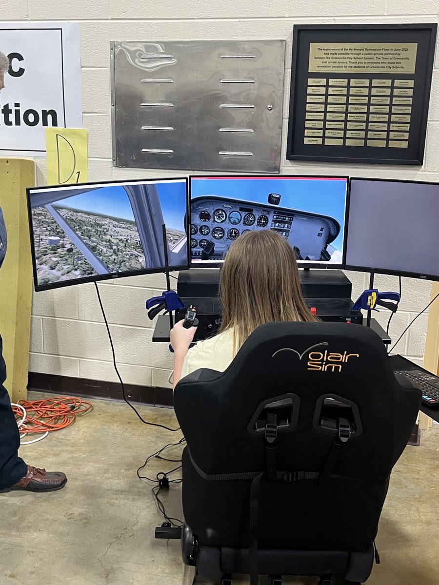 Bryantsuz's tweet photo. Flight simulation and drones from ⁦@GreeneTechCtr⁩ aviation! #gcstem24 ⁦@GreenevilleCity⁩ https://t.co/yzMQPnHm2o