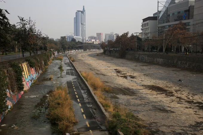 Cómo se preparan los municipios con más áreas verdes en la RM para enfrentar una nueva amenaza de sequía bit.ly/4co2th3