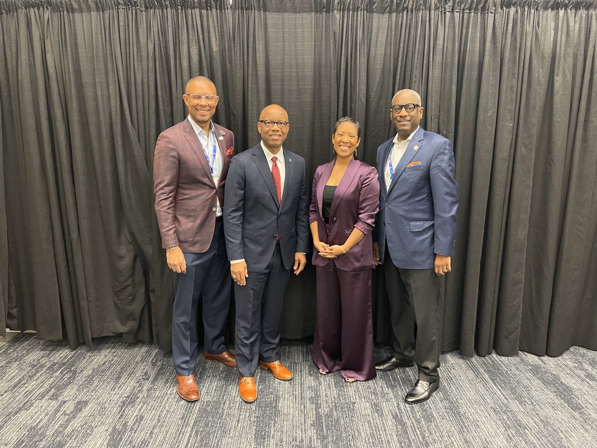 The audience loved the #communityBank message at the <a href="/ThisIsILS/">International Leadership Summit</a>! My fellow #MDI CEOs were great! The <a href="/NatBankers1927/">National Bankers Association</a>, <a href="/ICBA/">Independent Community Bankers of America</a> and <a href="/ABABankers/">American Bankers Association</a> were well represented. We have to keep telling our stories!
Robert James II <a href="/rjamesii/">Robert James</a> 
Kenneth Kelly <a href="/BankCarver/">Carver State Bank</a> 
Nicole Eam <a href="/NatBankers1927/">National Bankers Association</a>