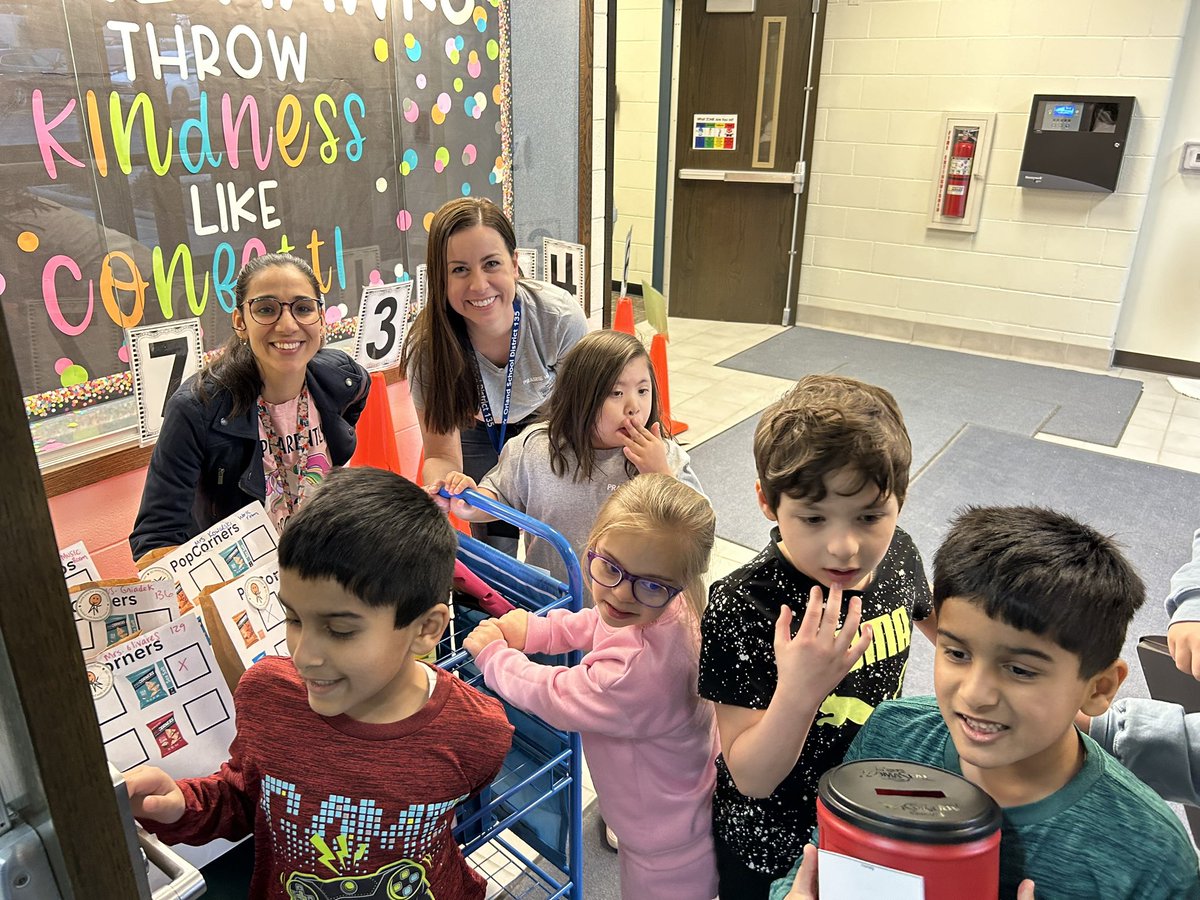 MsAnsonPE's tweet photo. Snack cart visit! Love the smiling faces and students so proud to do their jobs! 🥹 @Prairie_Hawks @PrairiePFE #osd135 https://t.co/fuhgYNzCJ9