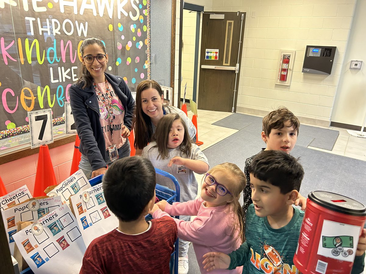 MsAnsonPE's tweet photo. Snack cart visit! Love the smiling faces and students so proud to do their jobs! 🥹 @Prairie_Hawks @PrairiePFE #osd135 https://t.co/fuhgYNzCJ9