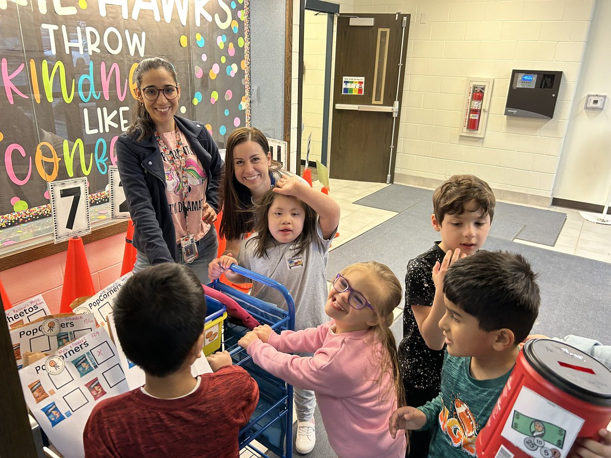 MsAnsonPE's tweet photo. Snack cart visit! Love the smiling faces and students so proud to do their jobs! 🥹 @Prairie_Hawks @PrairiePFE #osd135 https://t.co/fuhgYNzCJ9