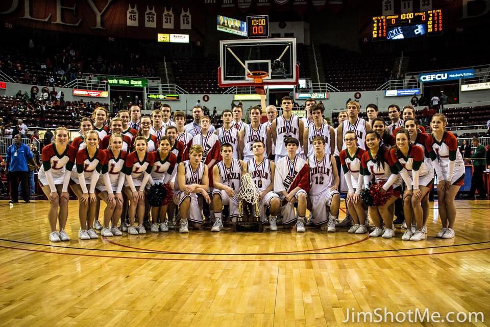 Lincoln_Railers's tweet photo. On this day, 10 years ago 

March 22nd, 2014 - the ‘13-14 Lincoln Railer boys basketball team capped off a magical 34-3 season with a program best runner up finish in the class 3A State Tournament. https://t.co/IPJQB535Gd