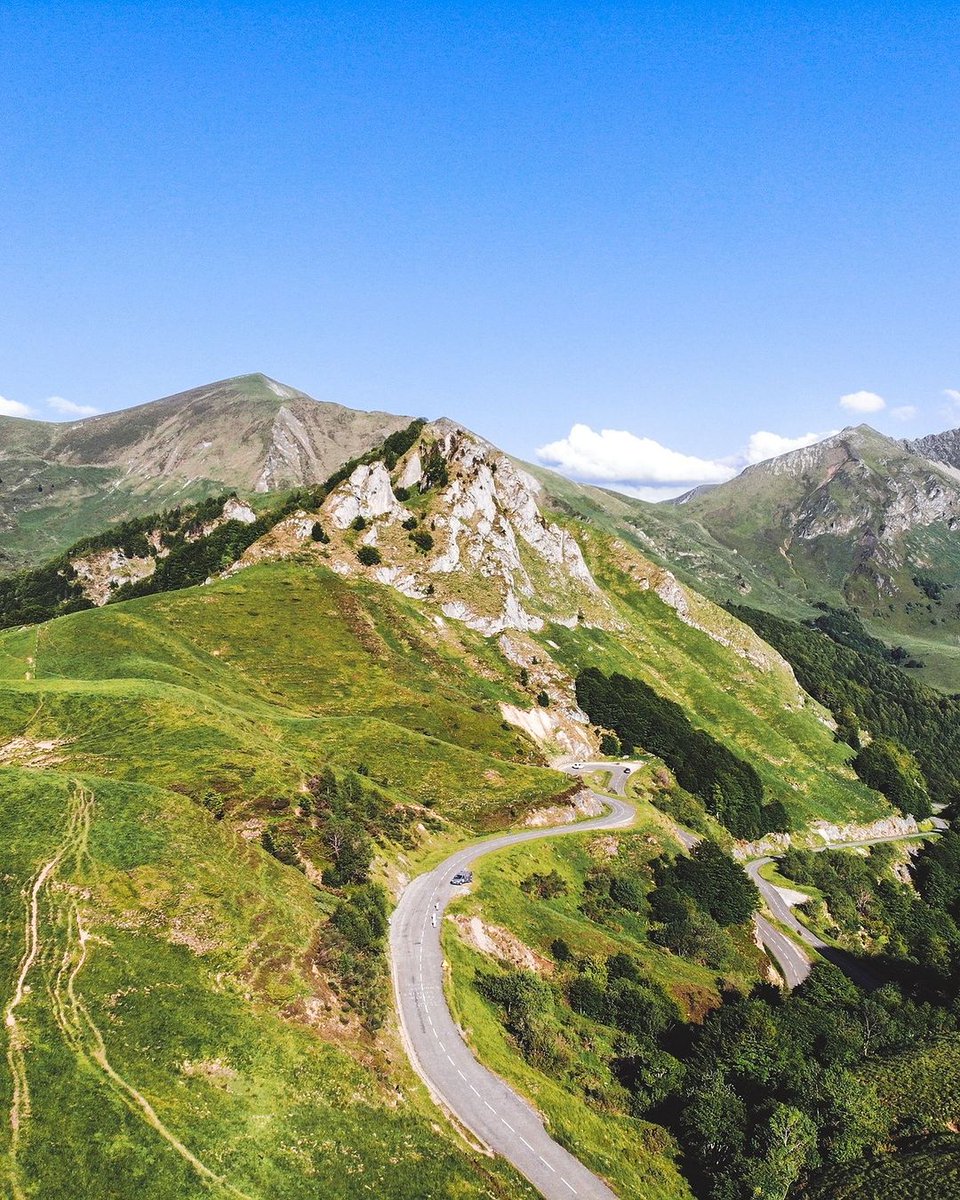 Connaissez-vous le Col d’Agnès, dans l’Ariège ? Cette montée, culminant à plus de 1570 mètres d’altitude, est souvent empruntée durant le tour de France ! 🚲 👉🏻 Avez-vous déjà emprunté ce col ? 📸 @‌annedubndidu #MALC #France3 @FranceTV @ariegeledpt @tourismeariege @Occitanie