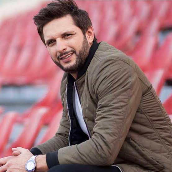 ان سے ملئے، یہ ہیں شاہد آفریدی ⚾️🏏

پاکستان کا نام روشن کیا ✅️
 ریکارڈ بنائے ✅️
اپنی بیٹیوں سے محبت کی ✅️
کسی خاتون سکینڈل میں نام نہیں ✅️
کبھی خانہ کعبہ والی گھڑیاں نہیں بیچیں ✅️
کبھی کرپشن نہیں کی ✅️
کبھی ملک میں فساد نہیں پھیلایا ✅️

یہ عمران خان سے بہتر ہے