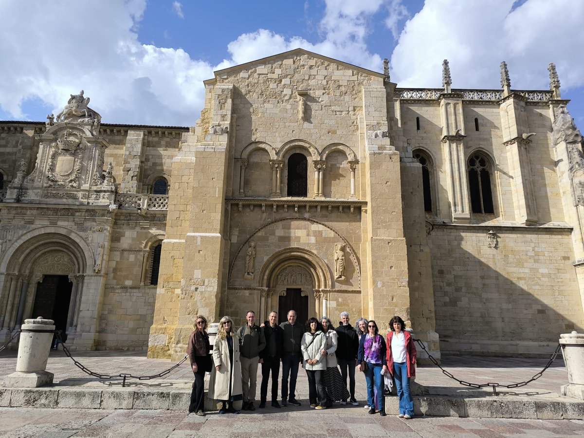 eoi_leon's tweet photo. Estupenda experiencia de enriquecimiento profesional: aprendiendo observando a otros docentes, intercambio de buenas prácticas, visitas entre la EOI Salamanca y la EOI León. #eoisalamanca #cfpidiomas #observaAccion #school4school #eoileon @CFPIdiomas @eoisalamanca https://t.co/8UB3e2msQS