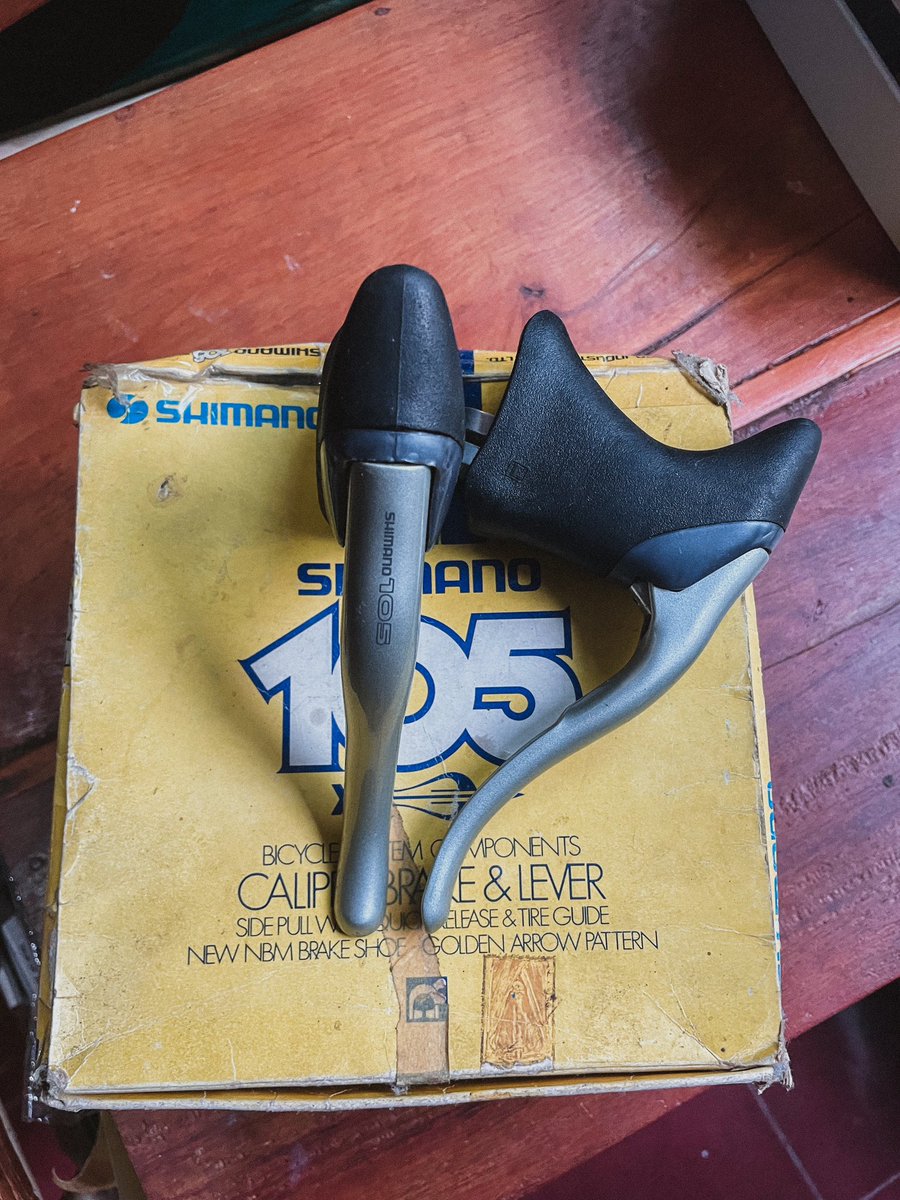 korowisnu's tweet photo. #wts 
1. brakelever shimano 105 aero mint condition 500k
2. downtube shifter shimano 600 mint condition 450k
3. RD shimano tiagra 4400 log cage 450k

lokasi Yogyakarta
 #fnfjb https://t.co/7SCtHnGprG