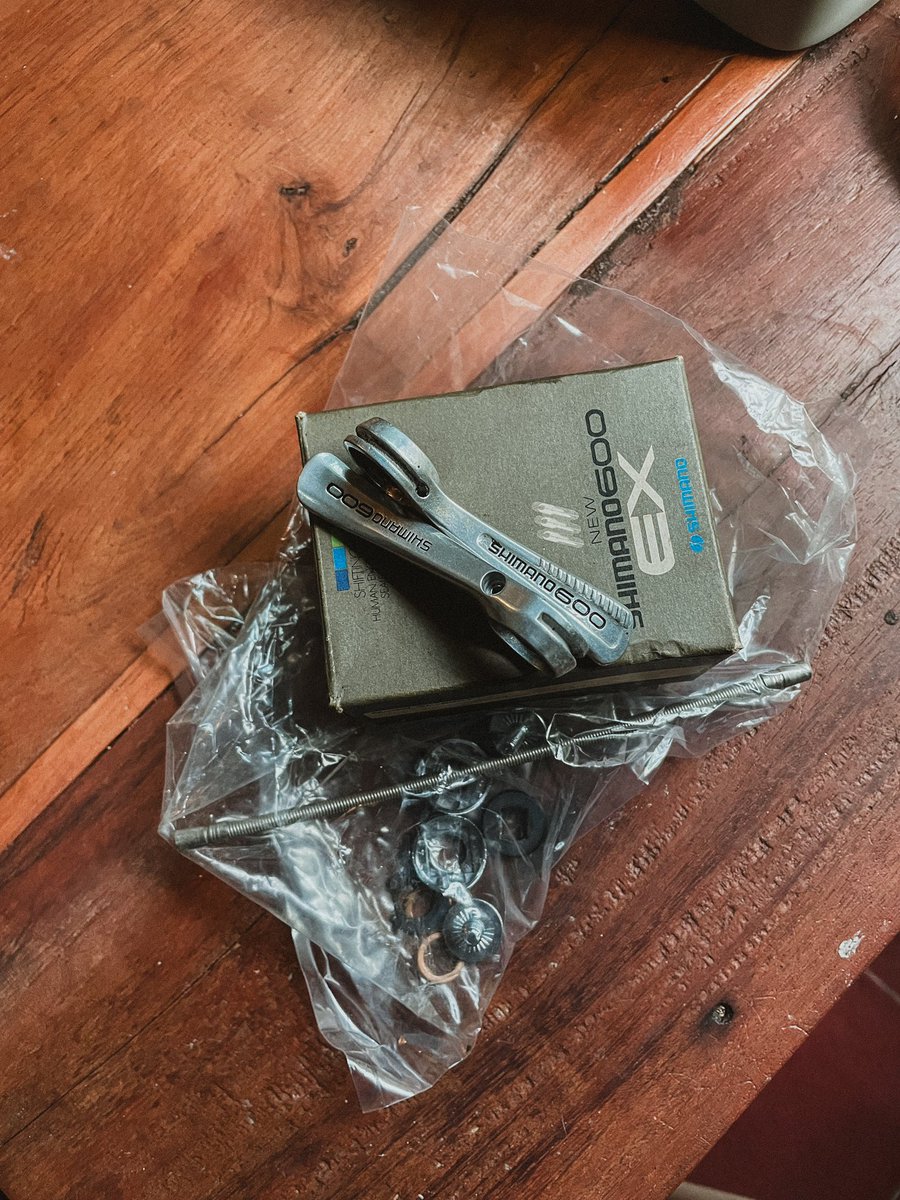 korowisnu's tweet photo. #wts 
1. brakelever shimano 105 aero mint condition 500k
2. downtube shifter shimano 600 mint condition 450k
3. RD shimano tiagra 4400 log cage 450k

lokasi Yogyakarta
 #fnfjb https://t.co/7SCtHnGprG