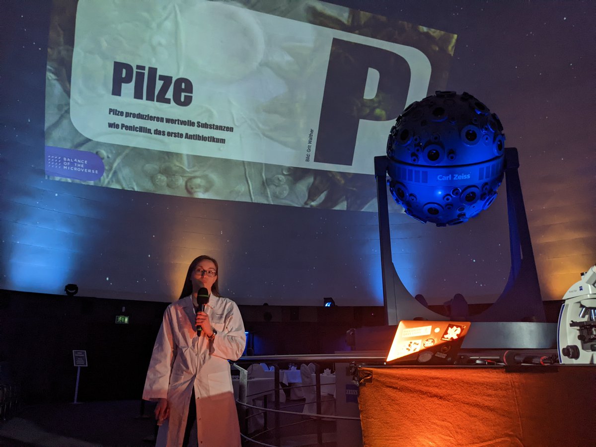 Wrapping up an exciting week: Our first #ScienceEvents @PlanetariumJena were a success🥳! Yesterday, @le_jackpop guided us through the program — a mix of introduction to the world of #microbes, #experiments, and our #planetarium film. Stay tuned for more events! 🌌🔭 #scicomm