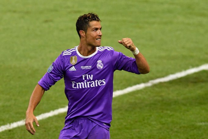 Highest rated players in La Liga since we started collecting data in 2009/10 (200+ apps):  

◎ 8.64 - Lionel Messi 
◎ 8.19 - Cristiano Ronaldo 
◎ 7.48 - Luis Suárez
◎ 7.38 - Karim Benzema
◎ 7.32 - Filipe Luís

#WhoScoredAnswers
