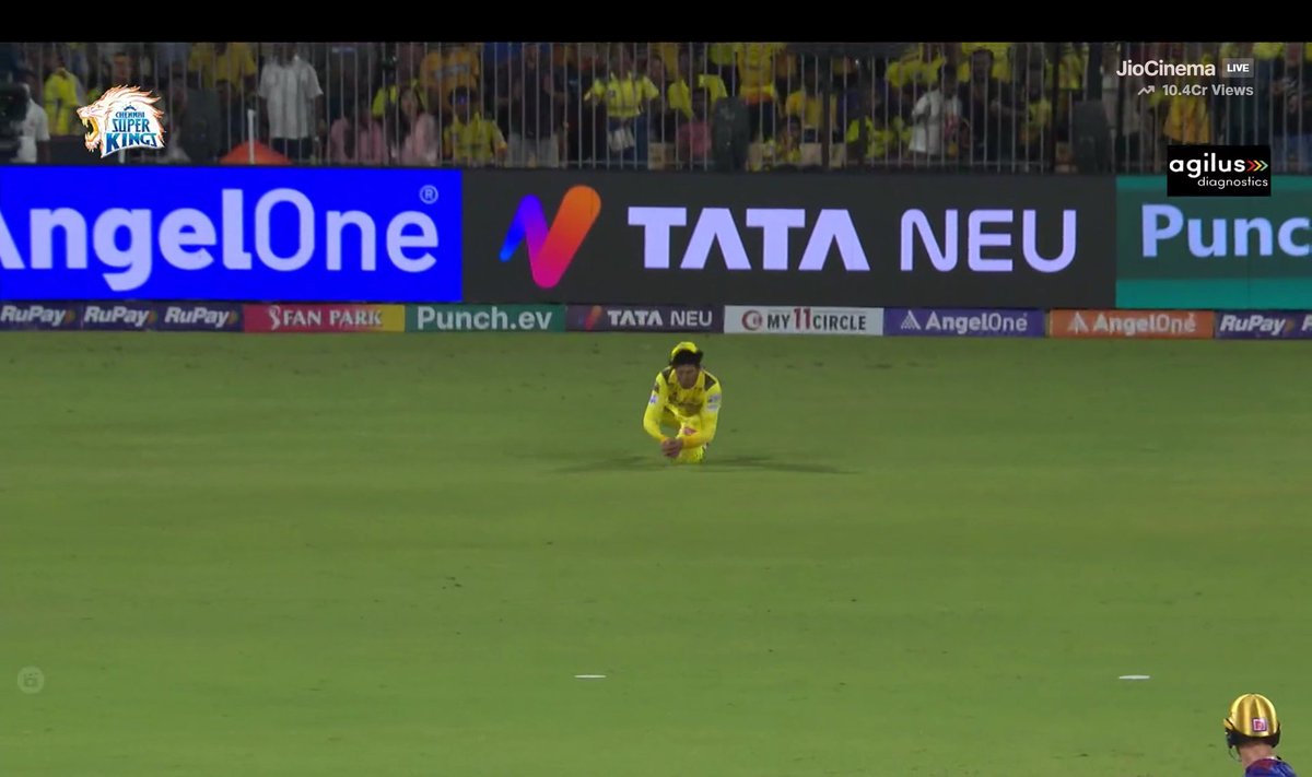 CricCrazyJohns's tweet photo. WHAT A CATCH BY RACHIN 🔥🤯 https://t.co/TuQmi12A5G