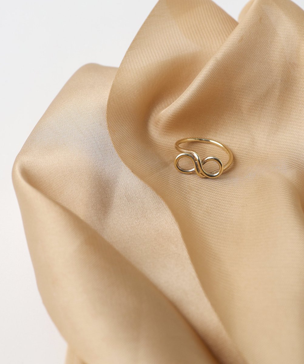 pml_metalsmith's tweet photo. Sumérgete en el brillo del infinito con un anillo de oro hecho a mano.Cada detalle refleja la pasión y el arte que pongo mis obras.En cada curva del infinito yace el esfuerzo y dedicación de un creador #AnilloDeOro #JoyeríaArtesanal #DiseñoDeAutor #JoyasÚnicas #HandmadeJewelry https://t.co/DfnQGaIrqz