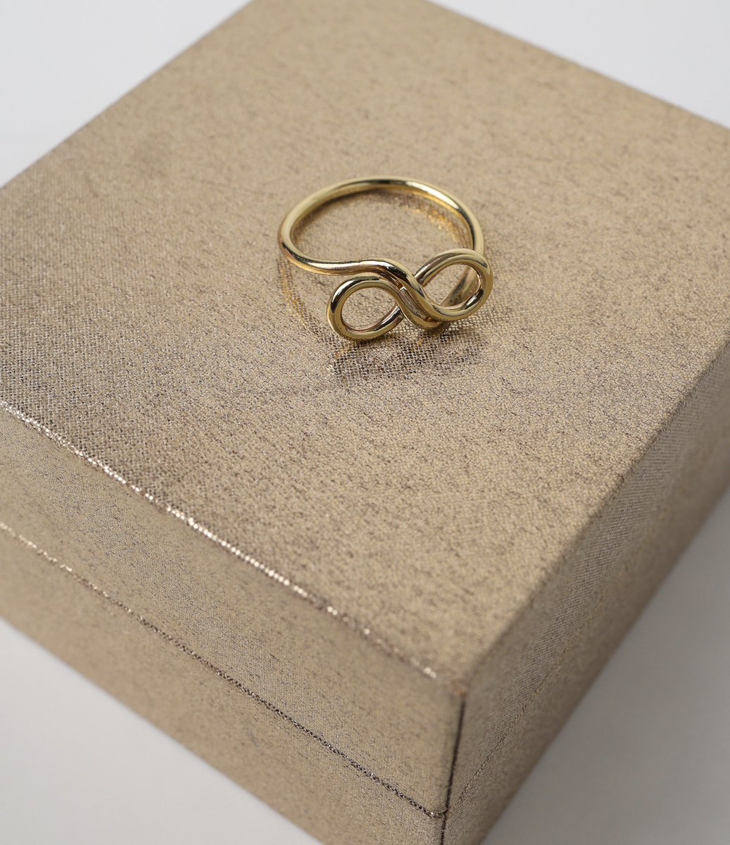 pml_metalsmith's tweet photo. Sumérgete en el brillo del infinito con un anillo de oro hecho a mano.Cada detalle refleja la pasión y el arte que pongo mis obras.En cada curva del infinito yace el esfuerzo y dedicación de un creador #AnilloDeOro #JoyeríaArtesanal #DiseñoDeAutor #JoyasÚnicas #HandmadeJewelry https://t.co/DfnQGaIrqz