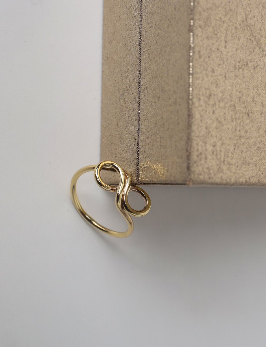 pml_metalsmith's tweet photo. Sumérgete en el brillo del infinito con un anillo de oro hecho a mano.Cada detalle refleja la pasión y el arte que pongo mis obras.En cada curva del infinito yace el esfuerzo y dedicación de un creador #AnilloDeOro #JoyeríaArtesanal #DiseñoDeAutor #JoyasÚnicas #HandmadeJewelry https://t.co/DfnQGaIrqz