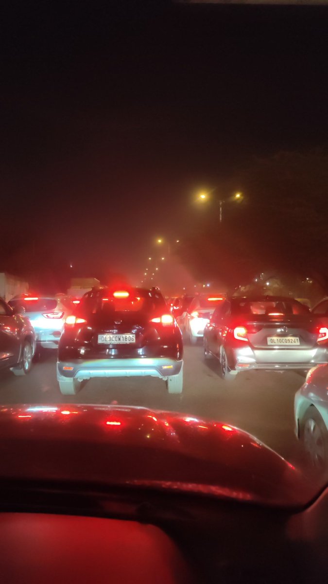 Aar_i's tweet photo. @dtptraffic vasant kunj road, from chattarpur till D3 red light has 10m in 45-50 minutes! Where is traffic management!??? https://t.co/itVaj4LTwZ