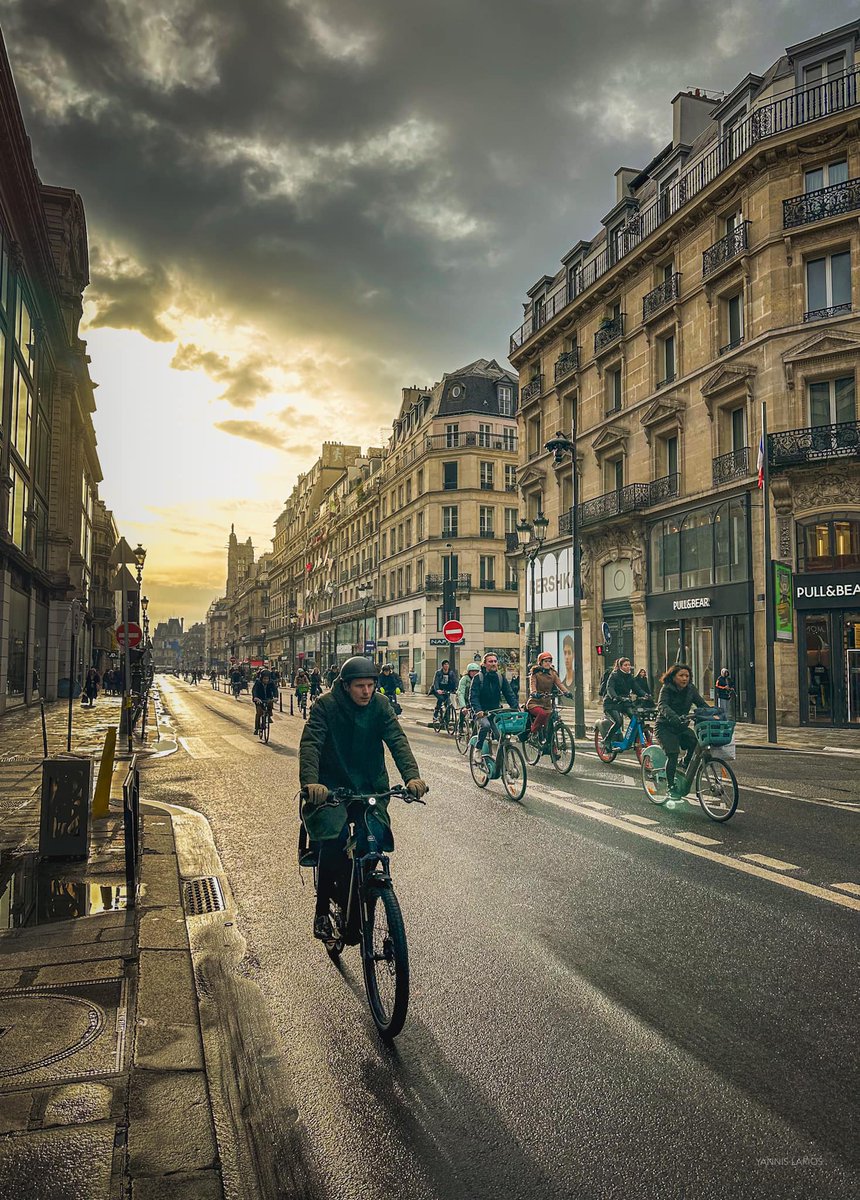 As Paris stirs to life, commuters take to the streets, cycling into the day 🌅🚲 #ParisAtDaybreak #CycleToWork #CityAwakening #MorningRush #ParisCommute #CycleLife #WorkdayCommute #ParisMorning #CityCycling More is at larios.gr
