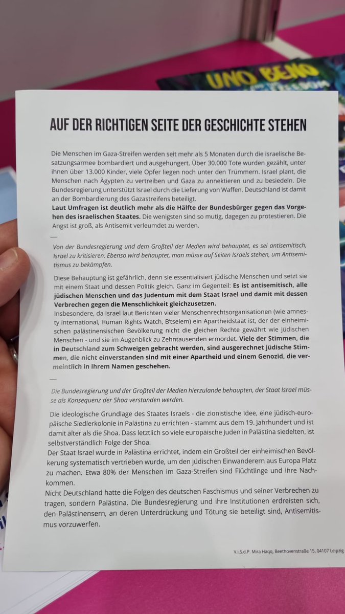 SarahFantl's tweet photo. Vor der Leipziger Buchmesse spricht @Ben_Salomo eine Gruppe junger AktivistInnen an, die sich für einen Waffenstillstand in Gaza einsetzen. 
Auf die Nachfrage, warum sie sich nicht auch für die Befreiung der israelischen Geiseln einsetzen: sehr viel Unwissen, whataboutism und Propaganda - inklusive Israel das Existenzrecht abzusprechen. Auf den Flyern finden sich Lügen, Hetze und der 7.10. als „gerechtfertigter und legaler Widerstand“ gegen die „Besatzung“.

Wir können, sollen, dürfen uns alle aus verschiedenen Blickwinkeln für verschiedene Dinge einsetzen. Doch dafür muss man zumindest faktenbasiert diskutieren und auch offen sein, dazuzulernen und sich auszutauschen. Einfach nur Propaganda-Blätter zu verteilen, reicht nicht und es wird leider auch für niemanden Frieden bringen. 

Danke dir @Ben_Salomo für deinen Einsatz und Shabbat shalom ❤️‍🩹