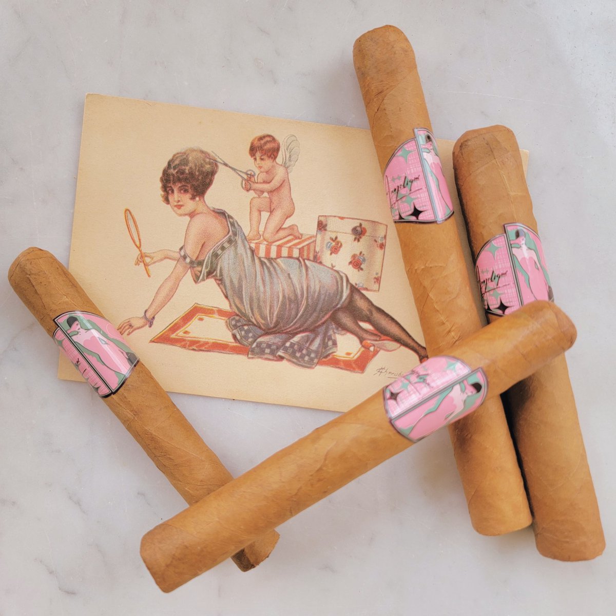 #FlirtyFriday
.
#Risque #Angelique #Cigar #Cigars #PrincipleCigars #시가 #雪茄 #ArtDeco #Zigarre #葉巻 #сигара #Puro #BOTL #SOTL #Cerutu #PinupGirl #CigarLife #Pink #CigarWorld #CigarOfTheDay #CigarStyle #CigarLover #VintagePostcard
