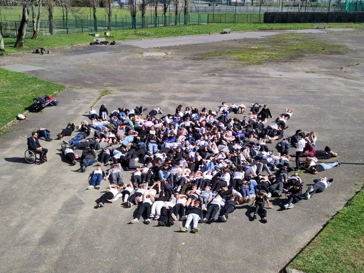 Diwan's tweet photo. ✊ Prantad stourm an holl skolajidi ar 6 skolaj Diwan evit goulenn ma vo troet sujedoù ar breved e brezhoneg ! Betek an trec'h !
✊ Les élèves des 6 collèges Diwan ont réalisé une action commune pour la traduction des sujets du brevet en breton !
@DiwanJakezRiou
@Skolaj44 https://t.co/tnaL20Bqmx