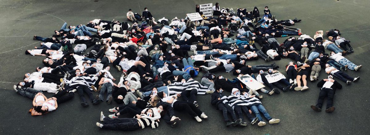 Diwan's tweet photo. ✊ Prantad stourm an holl skolajidi ar 6 skolaj Diwan evit goulenn ma vo troet sujedoù ar breved e brezhoneg ! Betek an trec'h !
✊ Les élèves des 6 collèges Diwan ont réalisé une action commune pour la traduction des sujets du brevet en breton !
@DiwanJakezRiou
@Skolaj44 https://t.co/tnaL20Bqmx