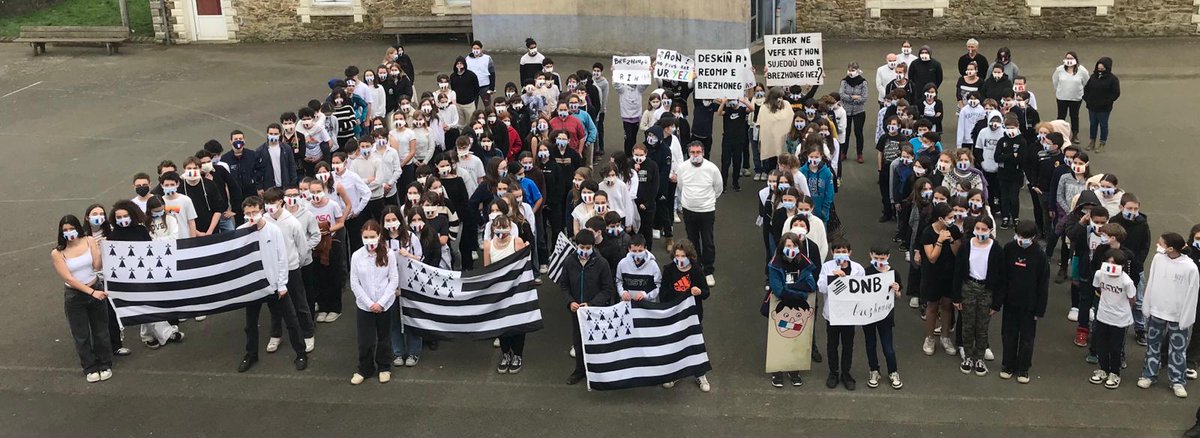 Diwan's tweet photo. ✊ Prantad stourm an holl skolajidi ar 6 skolaj Diwan evit goulenn ma vo troet sujedoù ar breved e brezhoneg ! Betek an trec'h !
✊ Les élèves des 6 collèges Diwan ont réalisé une action commune pour la traduction des sujets du brevet en breton !
@DiwanJakezRiou
@Skolaj44 https://t.co/tnaL20Bqmx