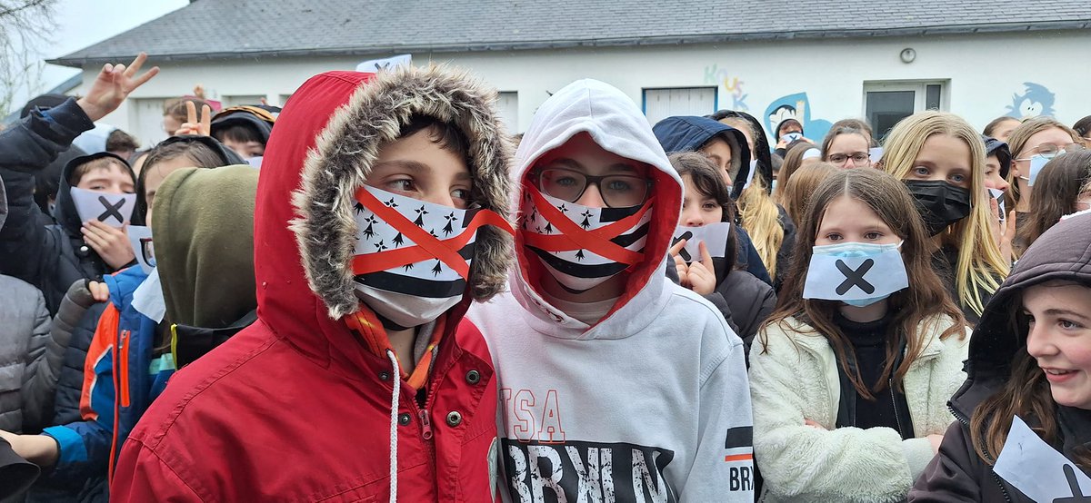 ✊ Prantad stourm an holl skolajidi ar 6 skolaj Diwan evit goulenn ma vo troet sujedoù ar breved e brezhoneg ! Betek an trec'h !
✊ Les élèves des 6 collèges Diwan ont réalisé une action commune pour la traduction des sujets du brevet en breton !
<a href="/DiwanJakezRiou/">Skolaj Diwan Jakez Riou</a>
<a href="/Skolaj44/">Skolaj Diwan 44</a>