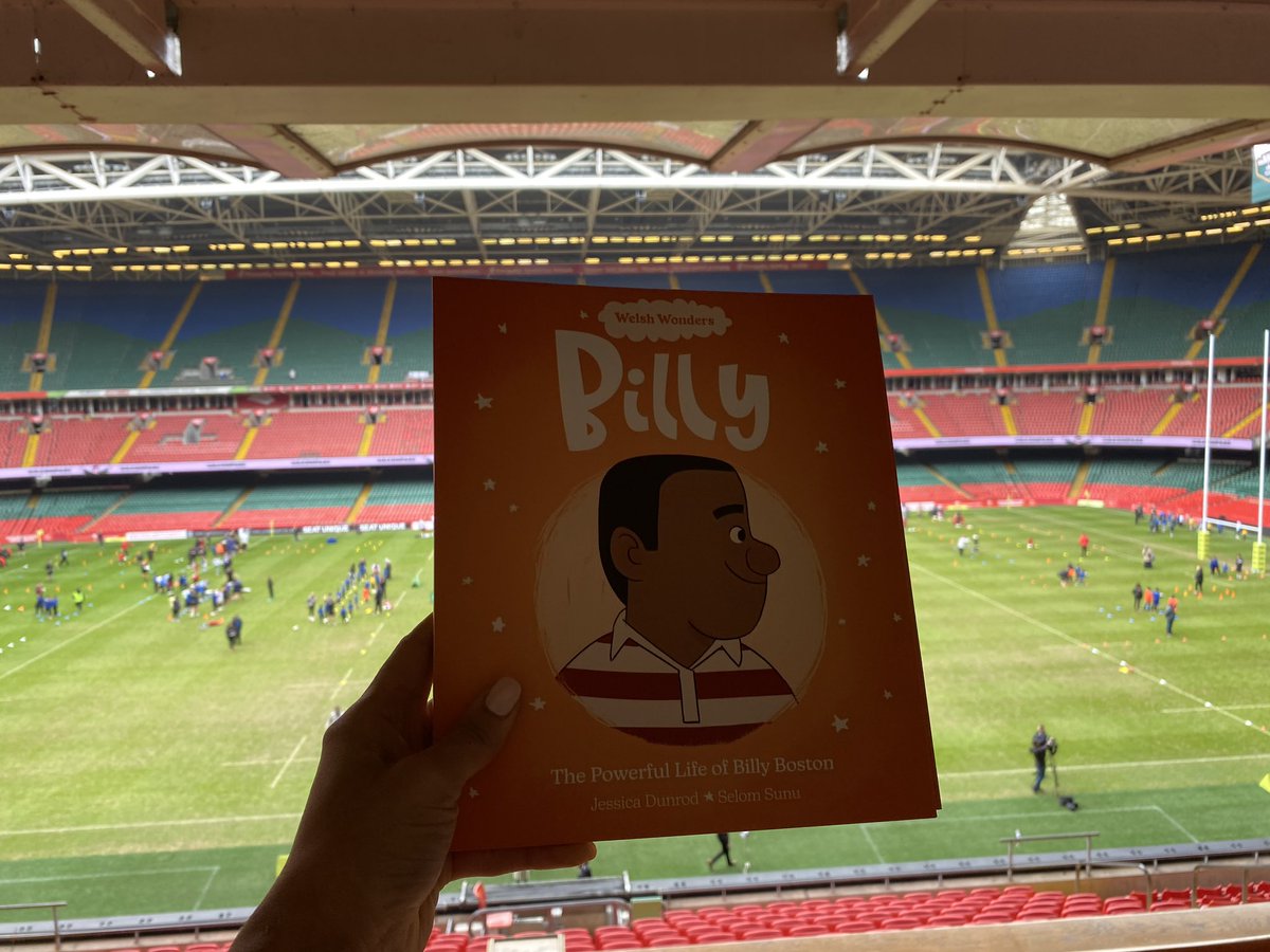 Book launches don’t come any bigger than this! We had over 450 children at the @principalitysta playing on the pitch 4 pupils from @SMTVCardiff bravely read my book beautifully to guests at the presidential lounge ❤️🏴󠁧󠁢󠁷󠁬󠁳󠁿