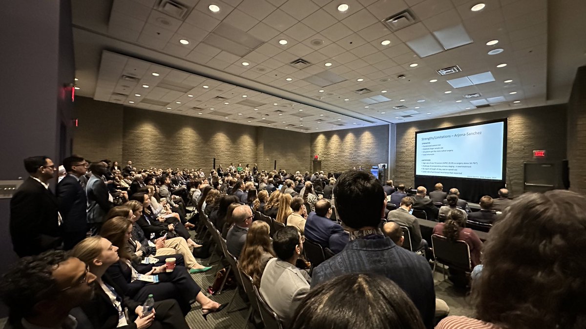 Standing room only for #SSO2024 great debates #PSM #HIPEC - prophylactic CRS/HIPEC in high risk T4 colorectal cancer? #Lambert vs @KVotanopoulos with @FabianJohnston keeping the peace 🥊@SocSurgOnc
