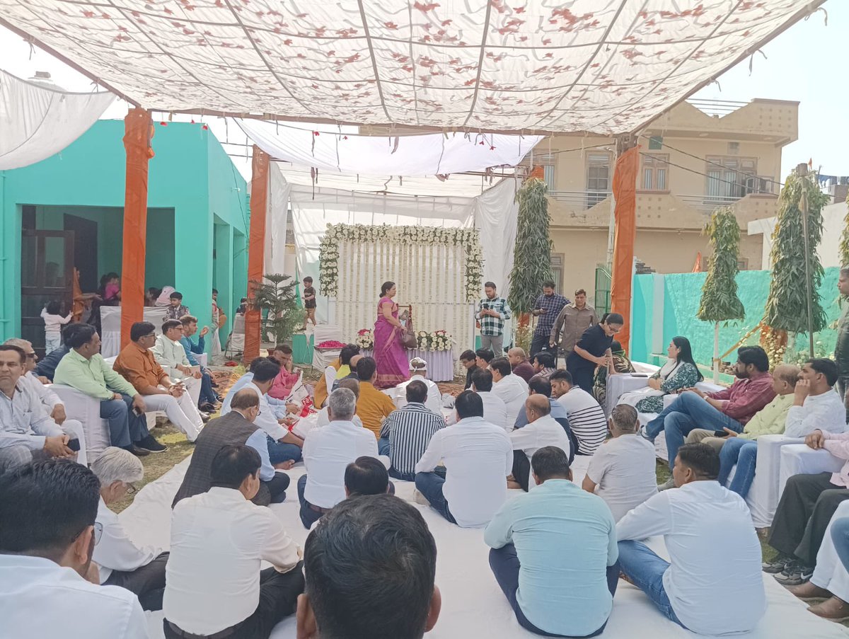 dollysharmaINC's tweet image. #Muradnagar #Ghaziabad के रहीसपुर गाँव में मधुर शर्मा जी के पिताजी की तेहरवी में शामिल होकर उन्हें श्रद्धांजलि अर्पित की ।