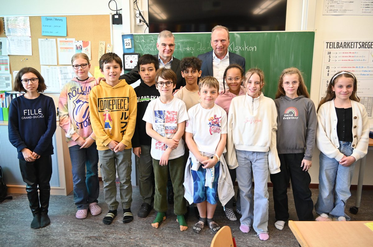 A l'occasion de la « Woch vun de Suen », le ministre @RothGilles et Claude Marx de la #CSSF ont discuté avec les élèves 🧑‍🏫🏫du cycle 4 à Cents 🇱🇺 sur la façon de bien gérer son argent. Plus de 900 enfants ont profité de cette 10e édition de l'éducation financière.