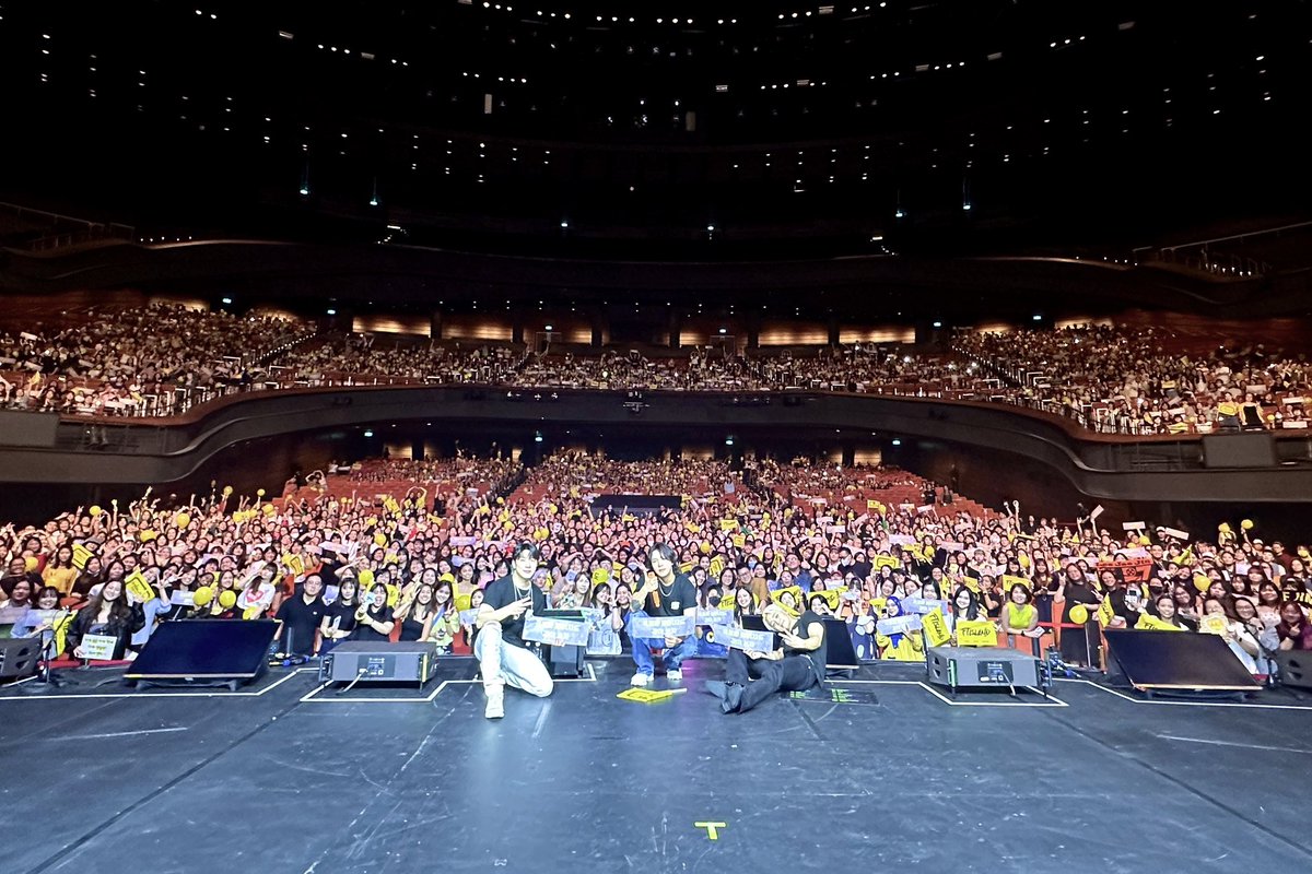 FT_FANCLUB's tweet photo. [📸] 2024 FTISLAND LIVE ‘HEY DAY’ - SINGAPORE 

노란 물결로 가득히 채워줘서 고마워💛
Thank you for filling with yellow-wave💛

#FTISLAND #FT아일랜드 #HEY_DAY https://t.co/PpYw1ww8kT
