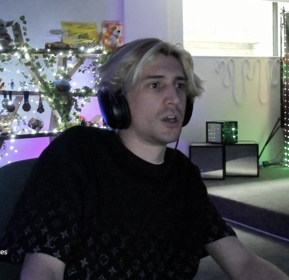 MovistareSports's tweet image. 🟣 xQc revela que compraba ropa al por mayor para no tener que lavar la usada:

"Matemáticamente, era más barato ponerme una camiseta nueva cada día que hacer la colada".

"Me ponía la misma cuatro días o una semana" y la desechaba.