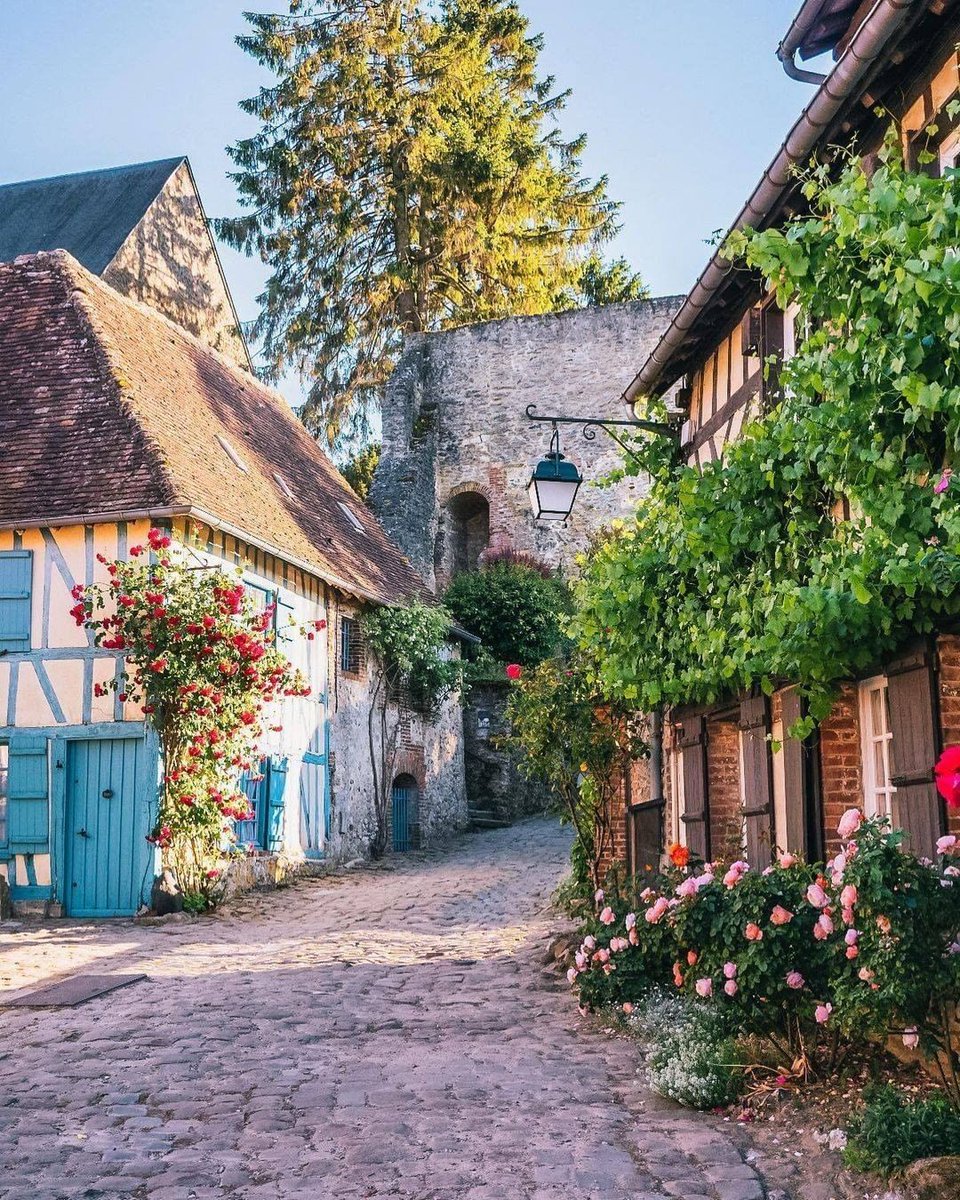 #LeSaviezVous ? Gerberoy, l’un des Plus Beaux Villages de France, a inspiré de nombreux peintres comme Le Sidaner, Manet, Rodin ou encore Monet ! 🧑🏻‍🎨 🎨 📸 @‌esther_voyages #MALC #france3 @FranceTV @F3Picardie @hautsdefrance