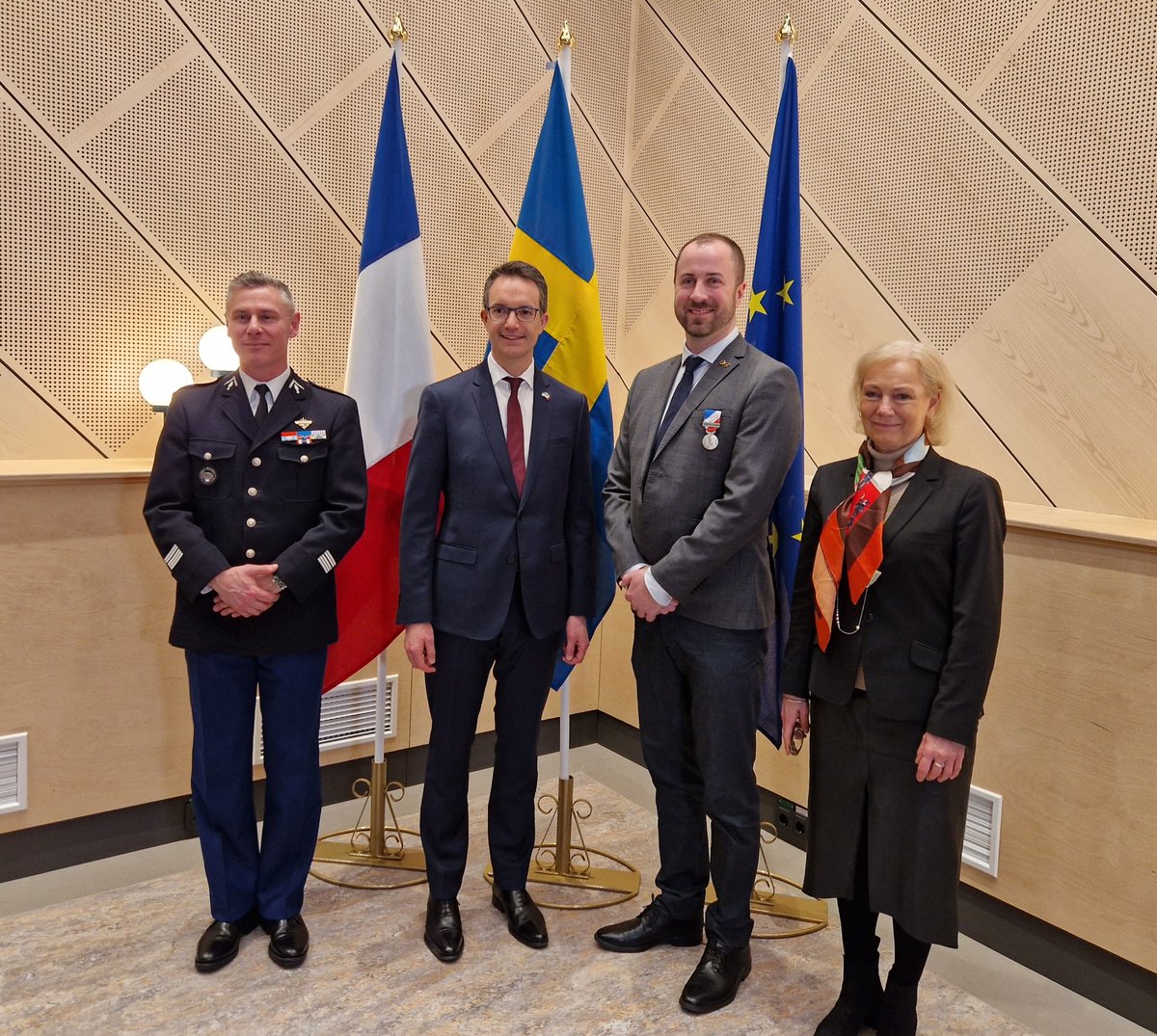 🎖👏 Ambassador @e_de_gonneville awards the medal for internal security to Markus Green, for his outstanding commitment as a team leader deployed in Brittany🇨🇵, to fight forest fires in August 2022. @MSBse @Kustbevakningen @Interieur_Gouv #RESCUE 🇪🇺