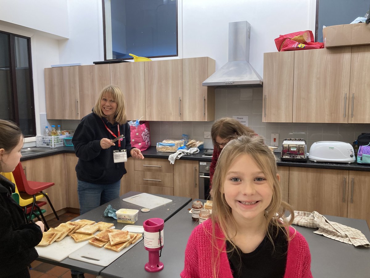EstfeldSchool's tweet photo. Thank you to Mrs Booker who was in school today selling toast to raise money for @_bfriend  as part of our Day of Giving.  She made £135.38.  Fantastic! https://t.co/rK0WLEEA7Z