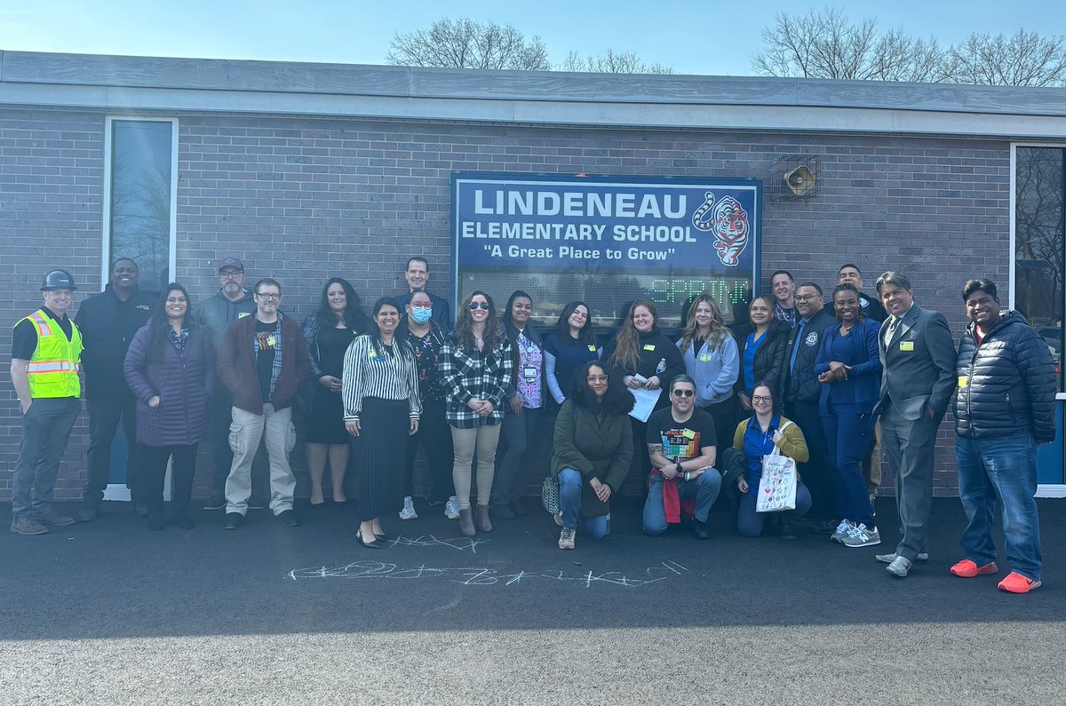 Thank you to our community volunteers for an amazing Career Day! The future is bright for our Lindeneau Leaders! Cheers to <a href="/MoranGalligan/">Lori Moran</a> and <a href="/MrsGalligan5/">Lora Galligan</a> for organizing another successful event. #weareoneedison