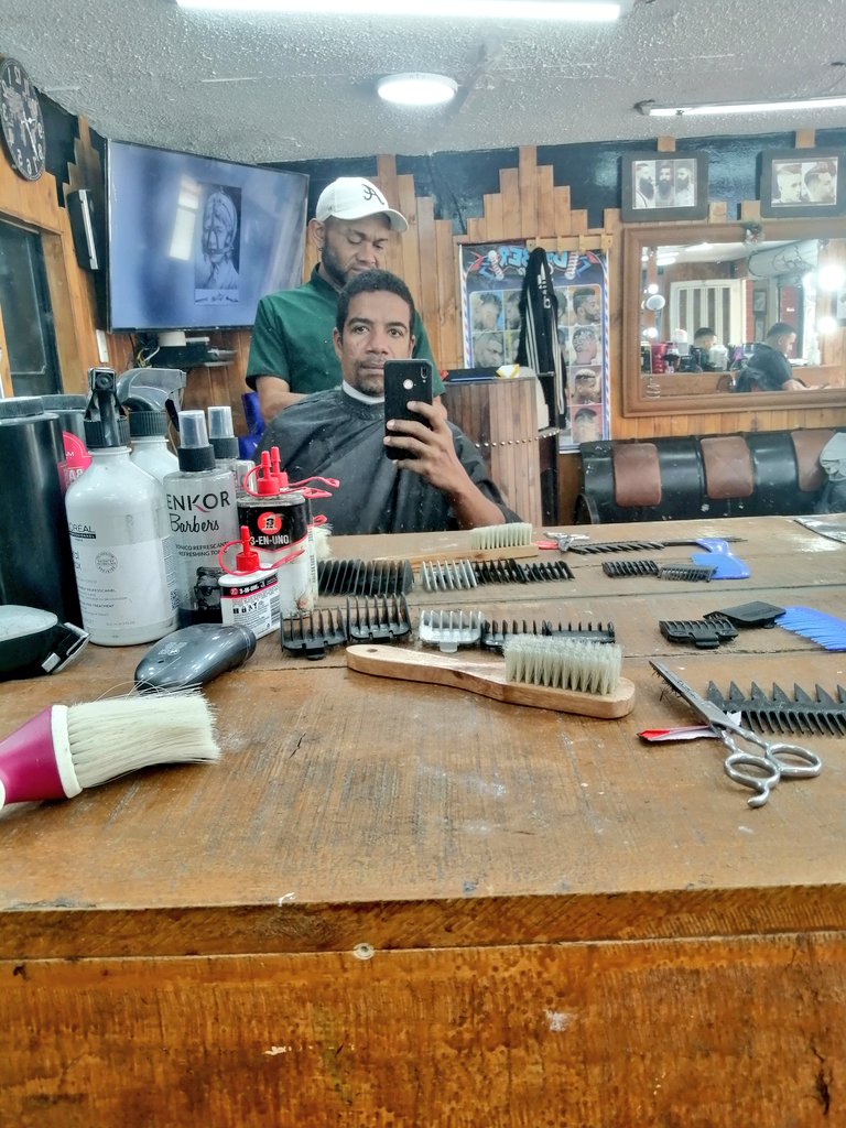iTottanAlvar's tweet photo. Antes / Después 🫢💇🏾

#DiaMundialDelAgua #ModeCut #Cut #CutMan #CorteProgramado #Bogota #SiguemeYTeSigo #Asicalado #MenosFeo #Disimulando #FelizViernes #FelizViernesATodos https://t.co/0Y5mztpanW
