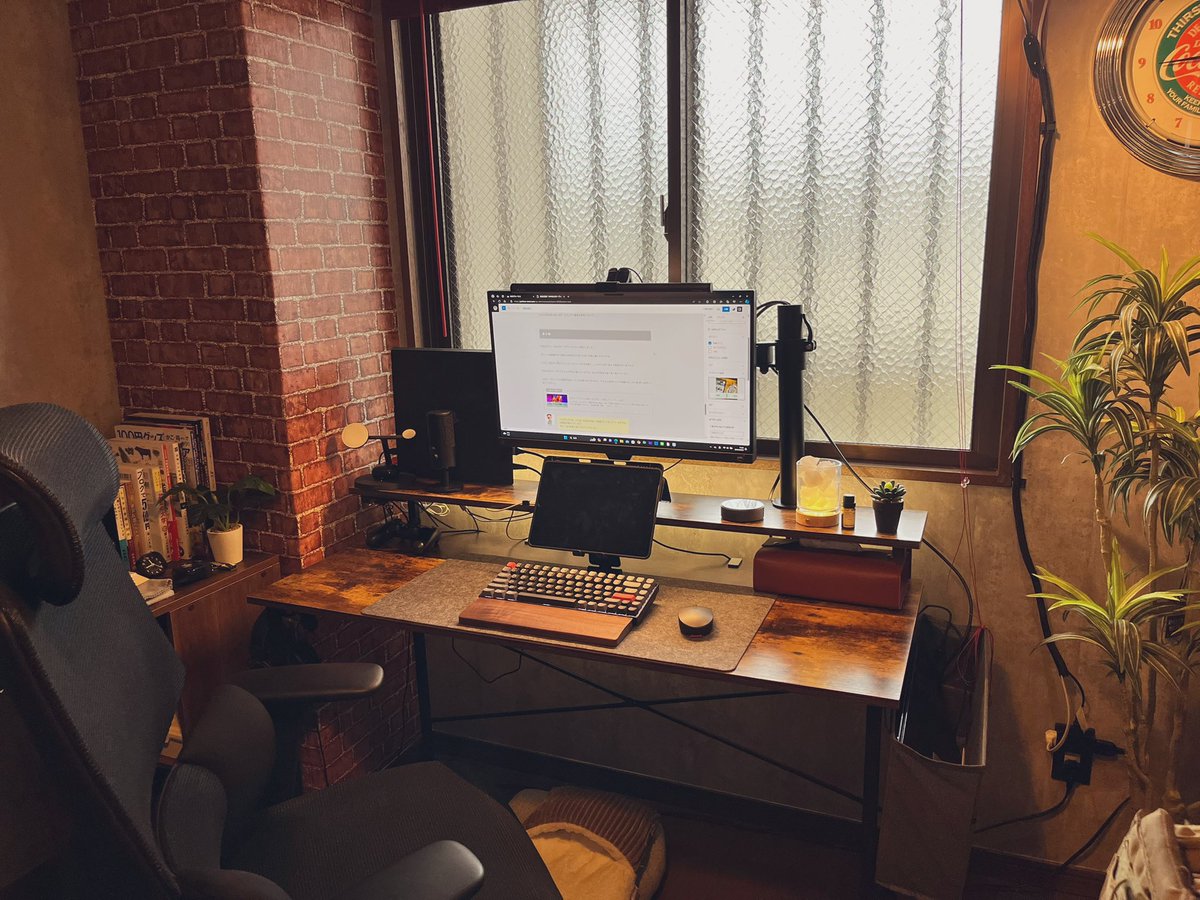 KeychronMK's tweet photo. Clean WFH desk setup with Keychron K2 Pro, ready to conquer the day! 💻✨
📸@yoshiwo_room
#KeychronK2Pro #keychron #keyboard #customkeyboard #wirelesskeyboard #desksetup #productive #WFH https://t.co/5rod4Xvs5s