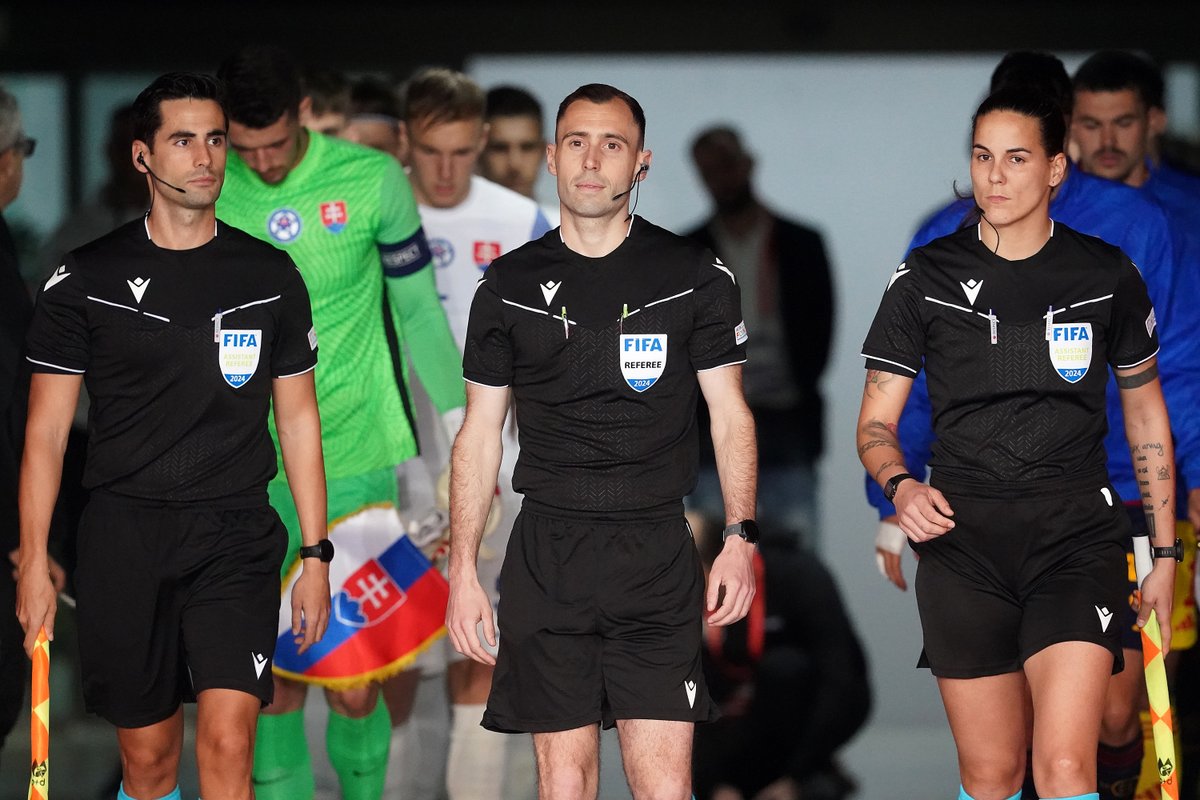 Fedandfut's tweet photo. ⚖️ ÀRBITRES ⚽
🇦🇩 Equip arbitral de la @fedandfut en l'amistós Sub21 entre 🇪🇸 Espanya i 🇸🇰 Eslovàquia
⚽ Antoine Chiaramonti, Andreu Vilanova, Ainhoa Fernández i Luis Miguel do Nascimento
📸 Foto: @rfef https://t.co/mkppVIc3dF