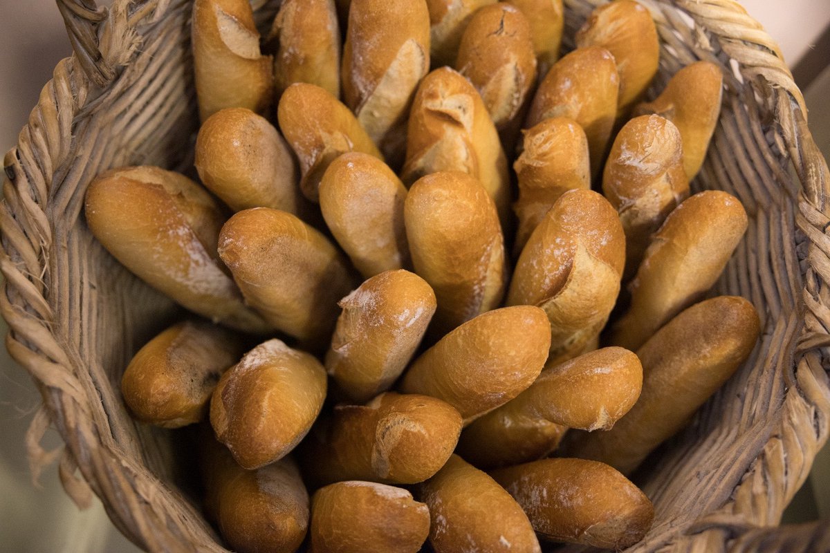 La baguette a été inscrite au patrimoine immatériel de l’Unesco. La France est championne du monde de boulangerie. Elle est championne du monde de la chocolatine et du pain au chocolat. Tout cela grâce au savoir-faire de nos 33 000 boulangers. À eux : Merci. Nous serons toujours…