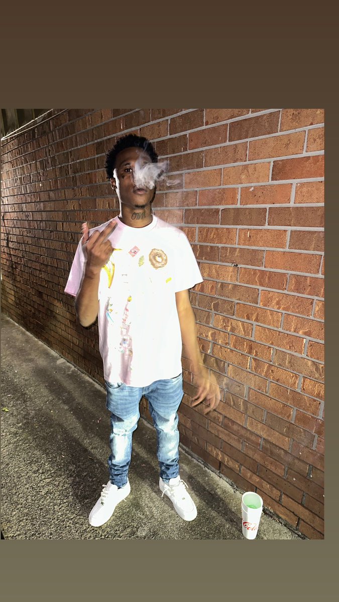 darealotmzay's tweet photo. I'm dressed in Supreme I'm lookin so clean dats another reason dat these hoes be up on me π©΅π©΅π©΅ #1633 #FR33DAMOB https://t.co/5MtpA3OKrx