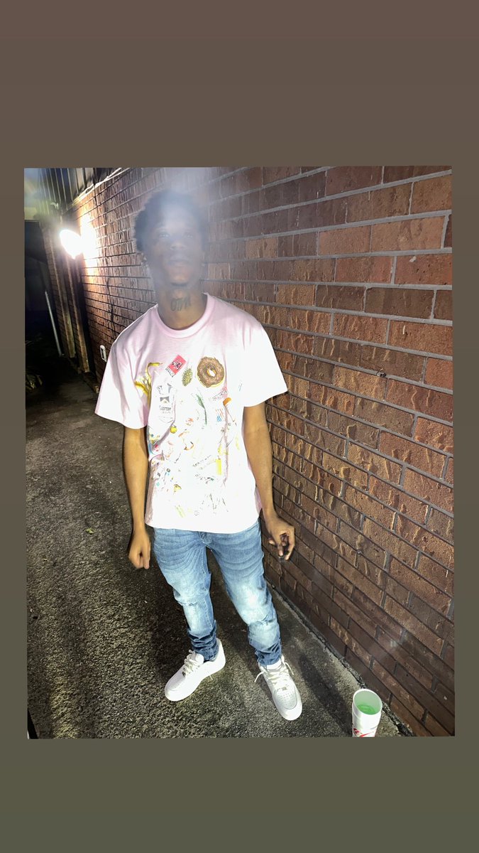 darealotmzay's tweet photo. I'm dressed in Supreme I'm lookin so clean dats another reason dat these hoes be up on me π©΅π©΅π©΅ #1633 #FR33DAMOB https://t.co/5MtpA3OKrx