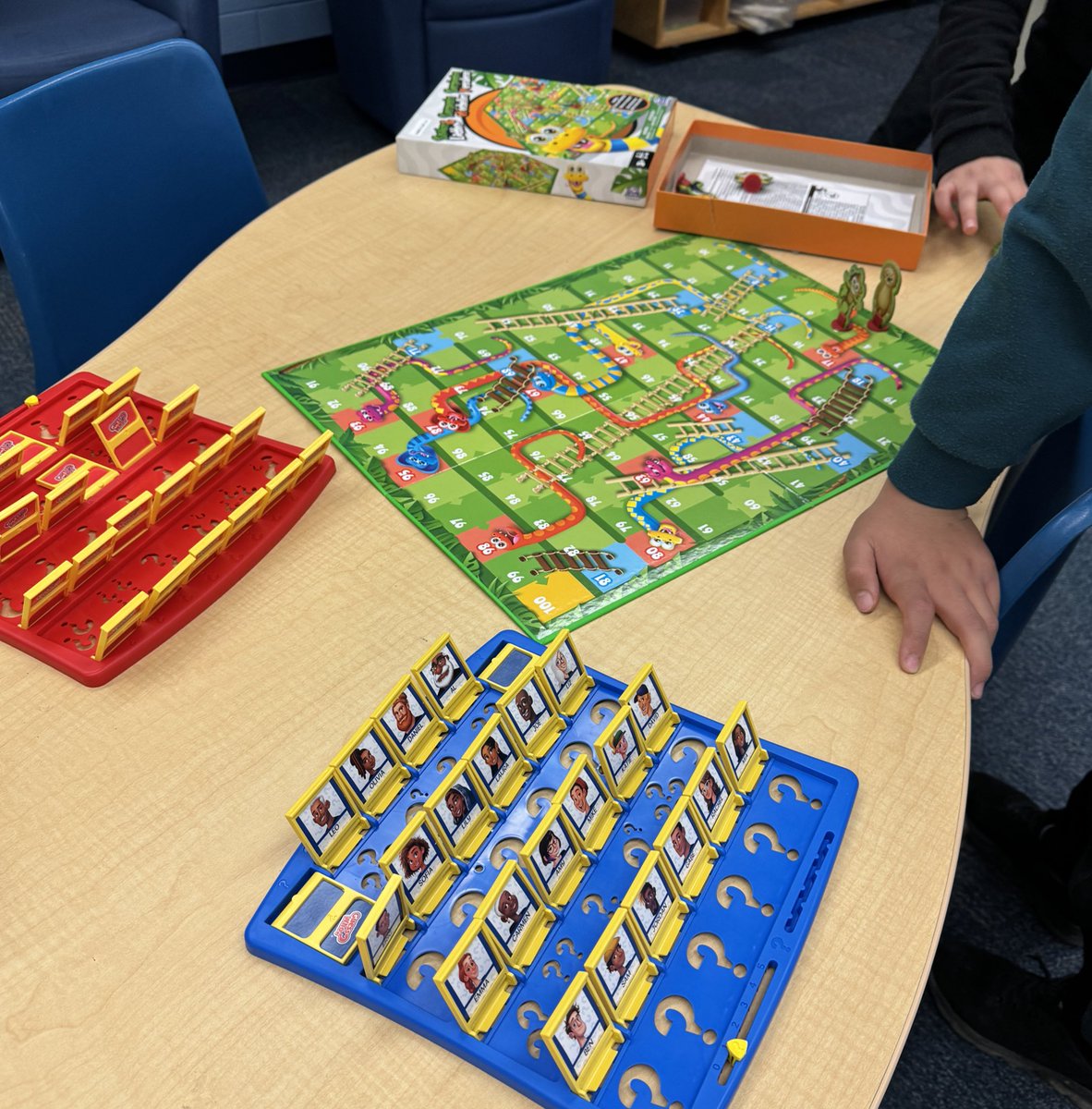 When the internet is down across the entire school, we read and play. So much engagement, fun, collaboration and genuine friendship. #internetdown <a href="/ThornwoodPS/">ThornwoodPS</a>