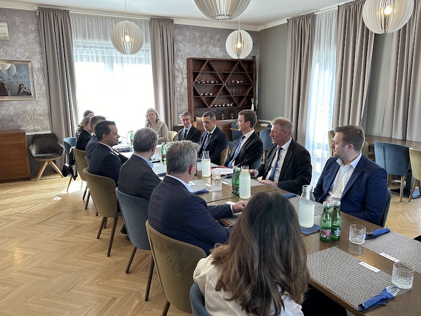 Engaging discussions this week in Bratislava with 🇩🇰 companies in 🇸🇰, exploring opportunities and challenges in the Slovak market together with my colleague @DKAmbCzechia 🇨🇿 from @thetradecouncil in Prague. Thankful for valuable inputs from experts at @RozpoctovaRada and SARIO