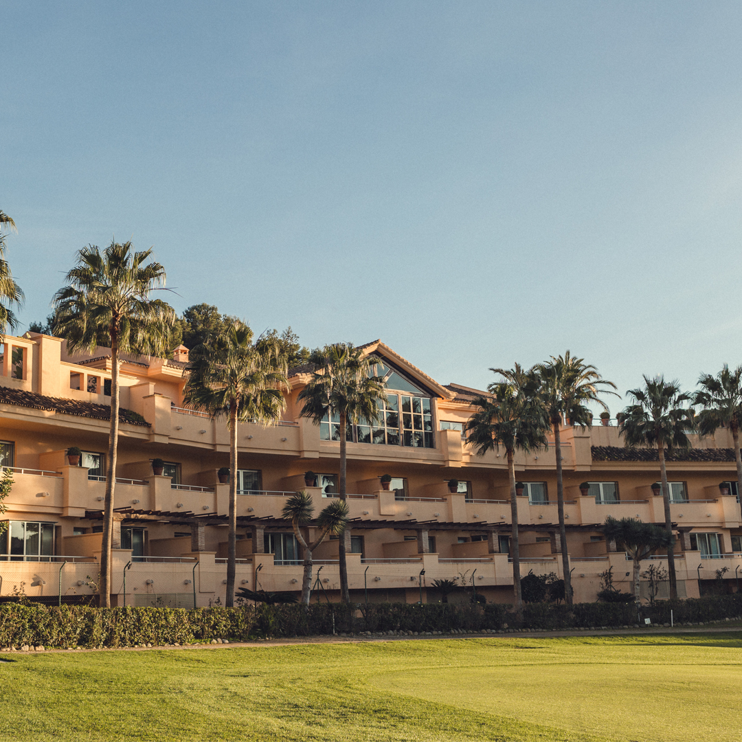 Golf_RioReal's tweet photo. El #hotel de #RioReal fue el primer #hotelboutique de #Marbella. Sus 30 habitaciones con vistas al campo y su enclave privilegiado lo convierten en un idílico e íntimo paraje, perfecto para una #SemanaSanta de #golf. 

Reserva ya tu estancia 👉https://t.co/ZbElnsElqZ https://t.co/jXPAUkpC1R