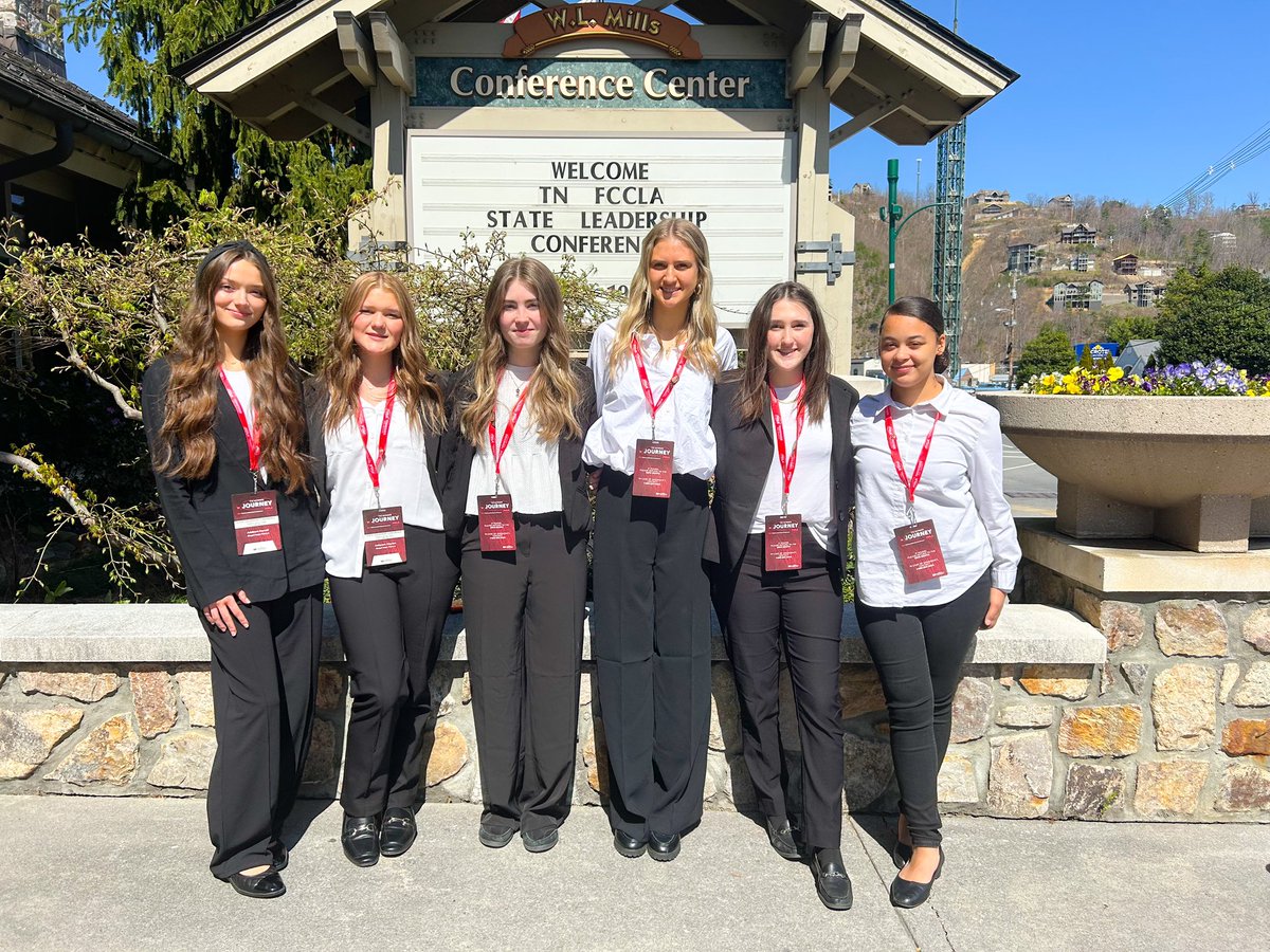 scbracy's tweet photo. So proud of these student leaders! They received the highest level of achievement award for their FCCLA Membership Campaign. Go Stars! ⭐️⭐️@CteSiegel @SiegelHighStars @SiegelHighFCCLA https://t.co/SNFpAYCcLO