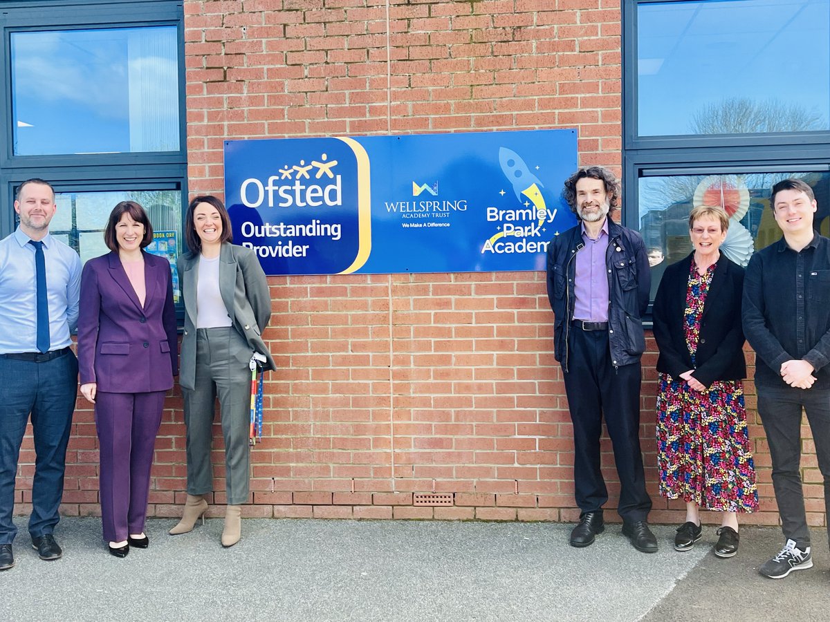 It was a pleasure to welcome @RachelReevesMP to the wonderful @Bramley_Park this afternoon! 🚀🌠 Rachel and local councillors learnt about the school's outstanding transformational journey and met with staff and pupils who were very excited to meet their special guest!